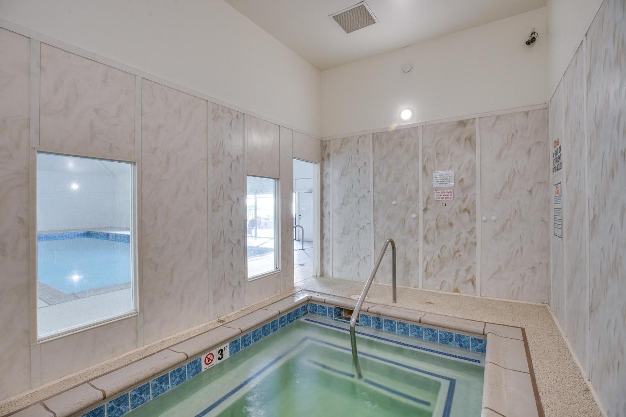 Grand Junction Condo Balcony, Community Pool! 外观 照片